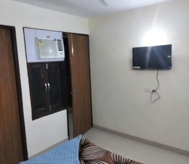 Sainik Farm Apartment | The Raveesh Apartment B6