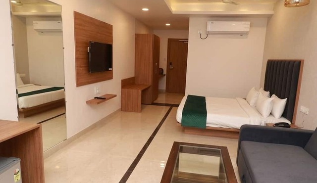 7 VACHAN LAWNS AND BANQUET in Jabalpur