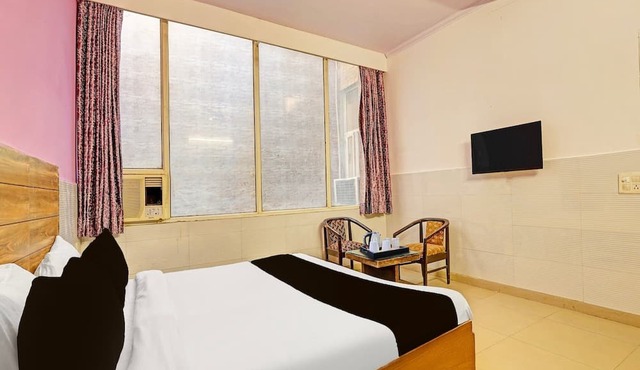 Deluxe Hotel Dhruv