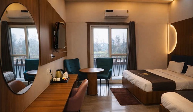 The Heaven Wood farms - A Luxury Resort with Pool & Premium Room