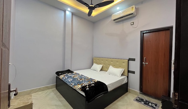 Hotel S.K Atithi Bhawan in Misrikh
