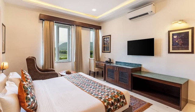 The Colonial Hotel Lake View Rooms