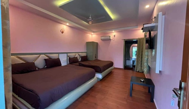 Mountain Peak Resort in Alur