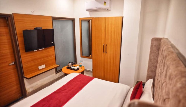 Hotel Lake View -Near Sukhna Lake