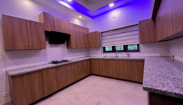 Lakeshore Premier Serviced Villa - Professionally staffed - Food & Accommodation in Thanneermukkom