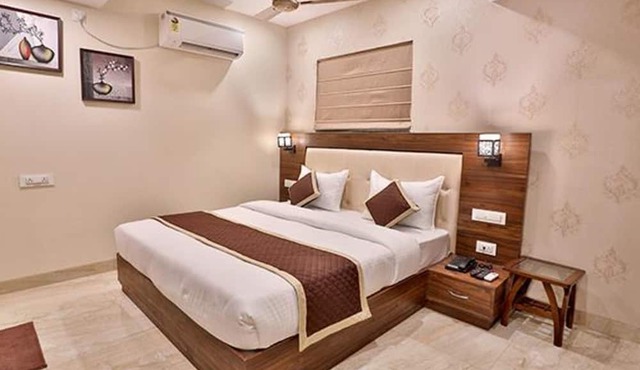 Fabhotel Prime Candle Wood