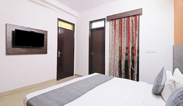 Mauryan Express Hotel Dashrathpuri Metro