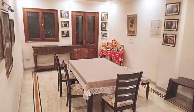 2 Bed Apartment Sleeps 4 with Parking New Delhi