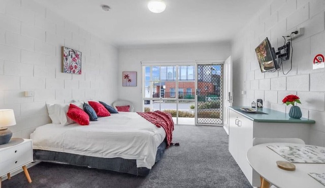 Studio Apt, Essential Comfort, CBD, Mibnb in Geelong