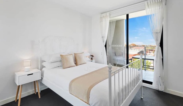 Executive and Spacious Apartment with Balcony in Sunshine