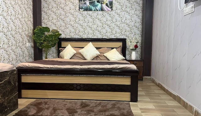 Voyzen Sthal - Luxury 1BK Apartment Near Prem Mandir with Kitchen & Free Parking
