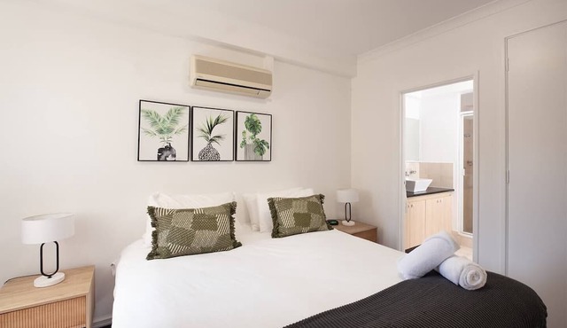 The East Perth Hub: Spacious 2BR with Free Parking in Perth