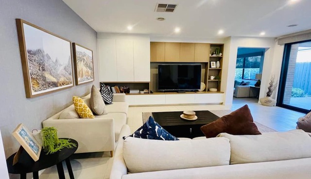 Luxurious 4-Bedroom Holiday Home near Patterson lakes and Mornington Peninsula in Lyndhurst
