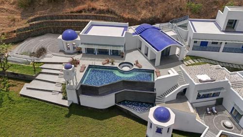 StayVista at Villa Santora with BBQ, Infinity Pool