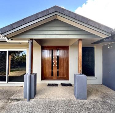 The Ranch - 4brm 3bth AC Pool in Glenella