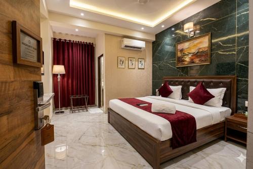 Hotel SPS 5 Mints Walking From Kaushambi Delhi Metro Station
