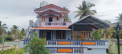V Square Homestay in Begūr