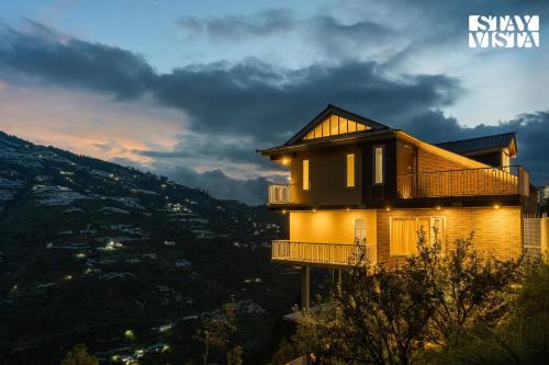 StayVista at Gauti's Apple Retreat with BBQ, Bonfire in Nārkanda