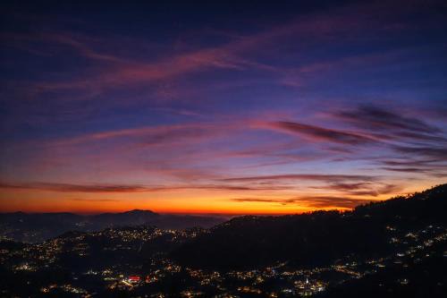 Maya's Abode By Amulya - A Sun Facing Valley View Boutique Stay