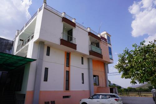 Hotel Raj Resort and Pool