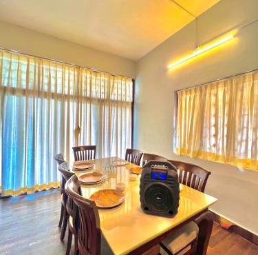 Nature View Friends Villa - The Dream Stays ll Infinity Big pool ll 3Rooms ll Wi-Fi in Lonavala