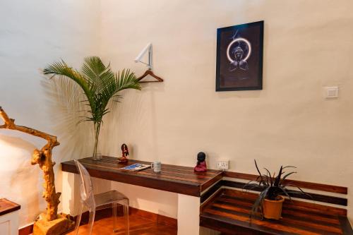 Alaya StaysTwisted Tree Together 2-BHK Villa with Shared Pool