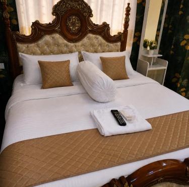 Modern 2 Bedroom Studio in Dhaka - AC, WiFi & Kitchen