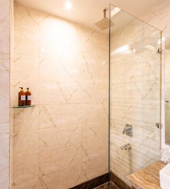 The Park Retreat by The Blue Kite, Fully Serviced Stylish 3BHK Apartment in Green Park near Deer Park & Hauz Khas Village