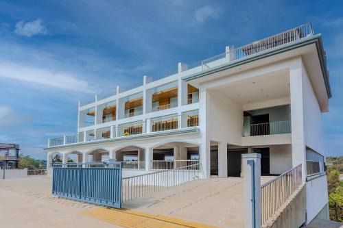 ALAYA STAYS Midpoint UMA Pet-Friendly 7 BHK Villa Pool and Entertainment