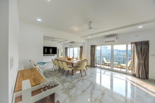 MidPoint Uno Pet-friendly 1 Room Retreat with shared pool, Entertainment Area and kids area Near Dabolim Airport