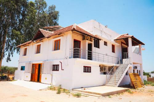 Sumiwhitehouse in Vallam