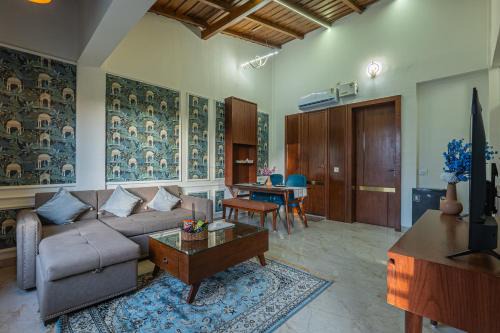 ALAYA STAYS Lakefront Suites, Naukuchiatal