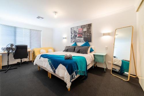 Treeby's Finest Family Home 4BDR 2BTH in Perth