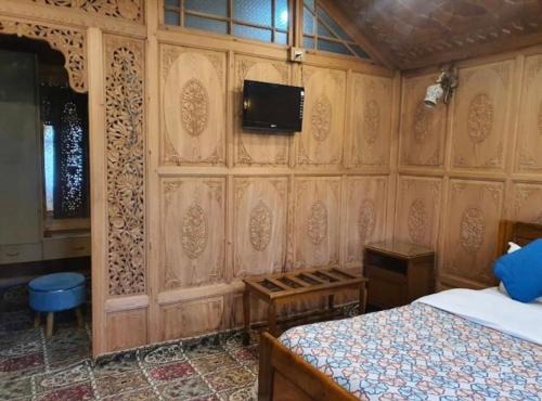 Royal Heritage Houseboats in Srinagar