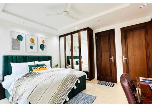 BluO 4BHK Safdarjung Enclave - Lift & Balcony