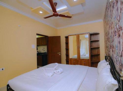 1 Bed Apartment Sleeps 2 - Pool Parking Balcony