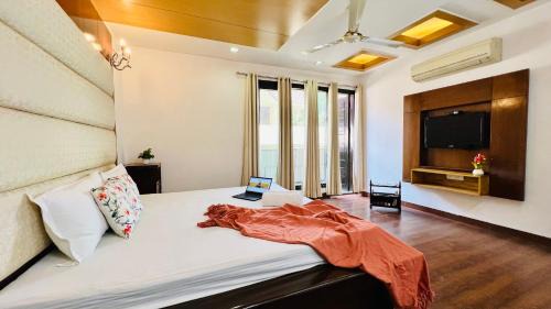 BluO 3BHK Green Park, Private Garden - Balcony