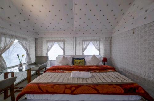Dawn n Dusk glamping by Skylight Retreat Chail